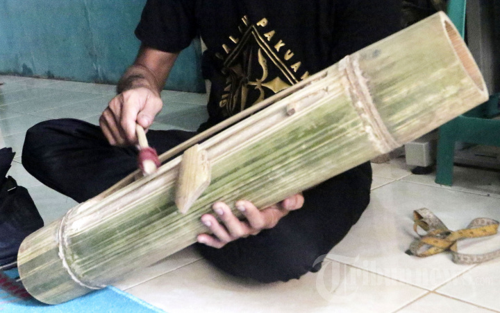 Bagaimana Memainkan Alat Musik Celempung Jawa Barat